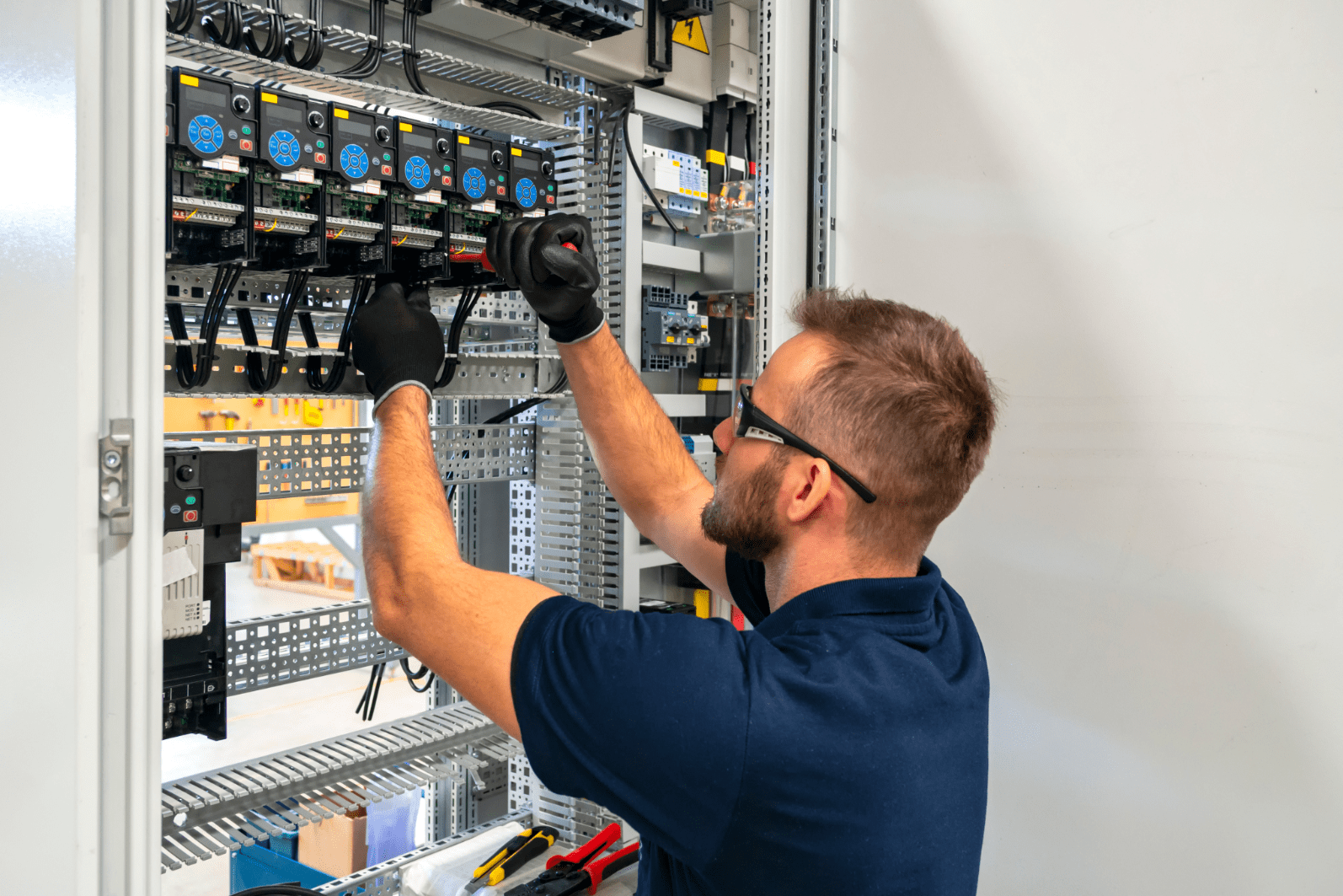 assembling-elecrical-pane